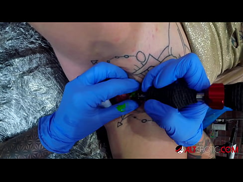 ❤️ Estremamente tatuato hottie Sully Savage ottenuto un tatuaggio sul suo clitoride ❤ Video di sessoal it.redporn-tv.ru ❌❤